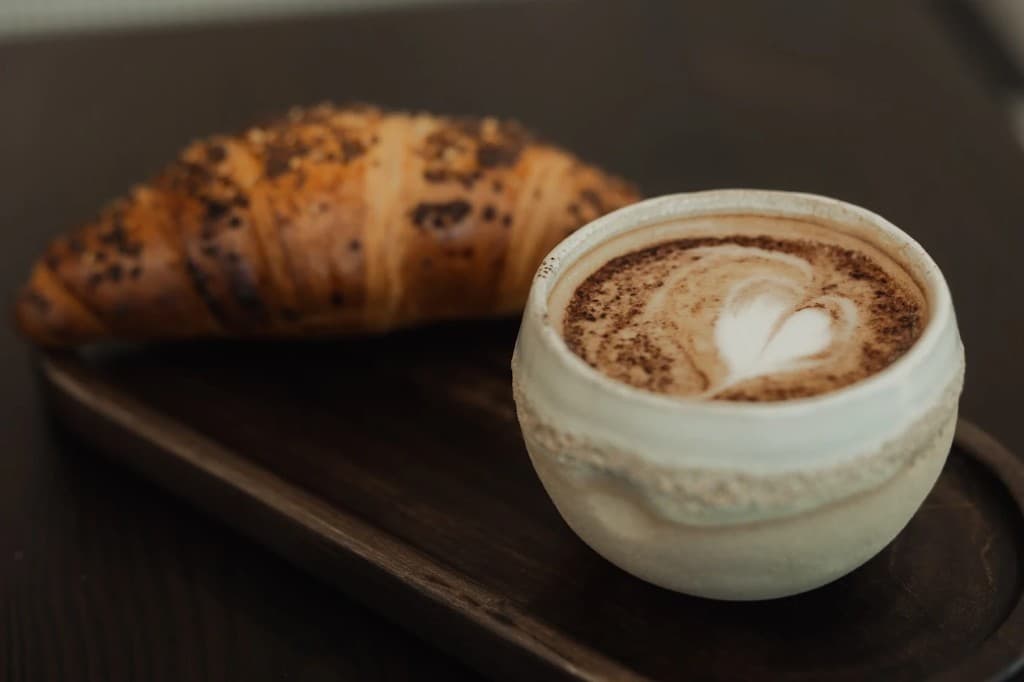 Cappuccino și croissant, la Milese Salcea