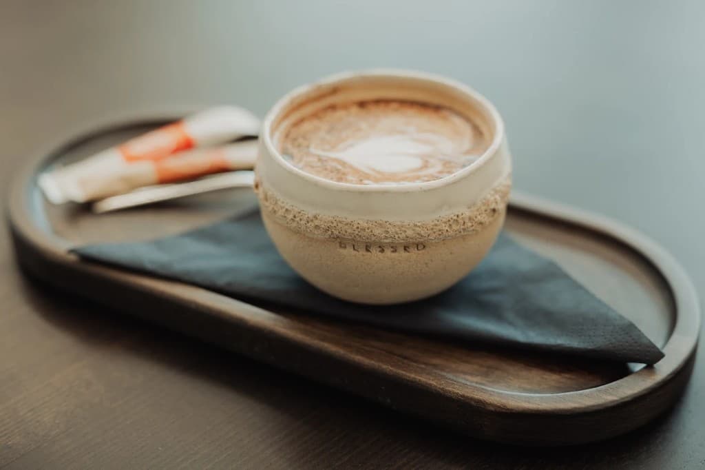 Latte în ceașcă ceramică, pe tava Milese